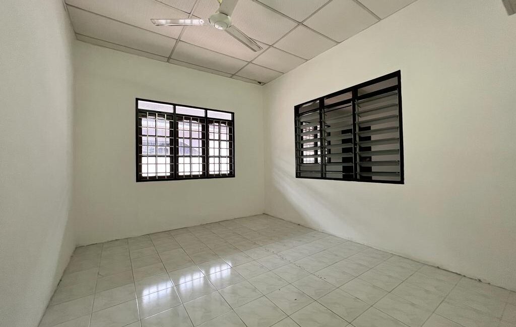 (Facing Open) Rumah Semi D Untuk Dijual Di Taman Fasa 2J Manjung Perak (13)