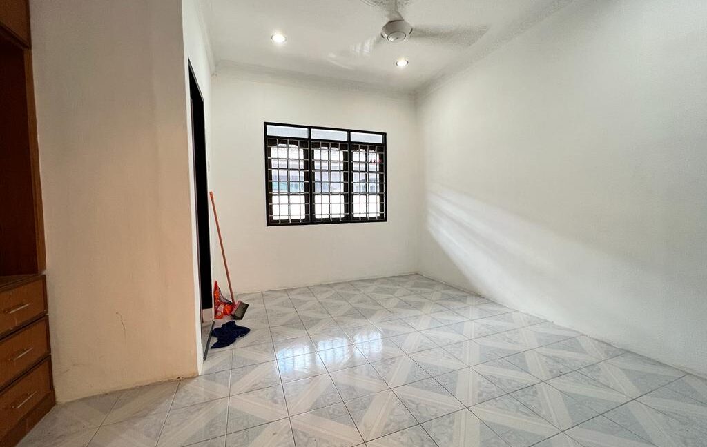 (Facing Open) Rumah Semi D Untuk Dijual Di Taman Fasa 2J Manjung Perak (3)